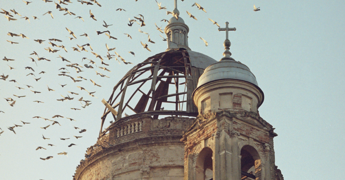 Fotografie pe film semnată de Crina Dobârcean – ruine și lumină, din seria ‘În căutări’.