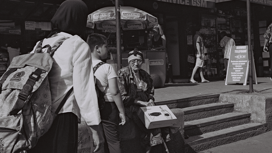 Doamna in varsta care se uita la tineri scolari, langa o statie de tramvai. Foto de Alexandru Hutu