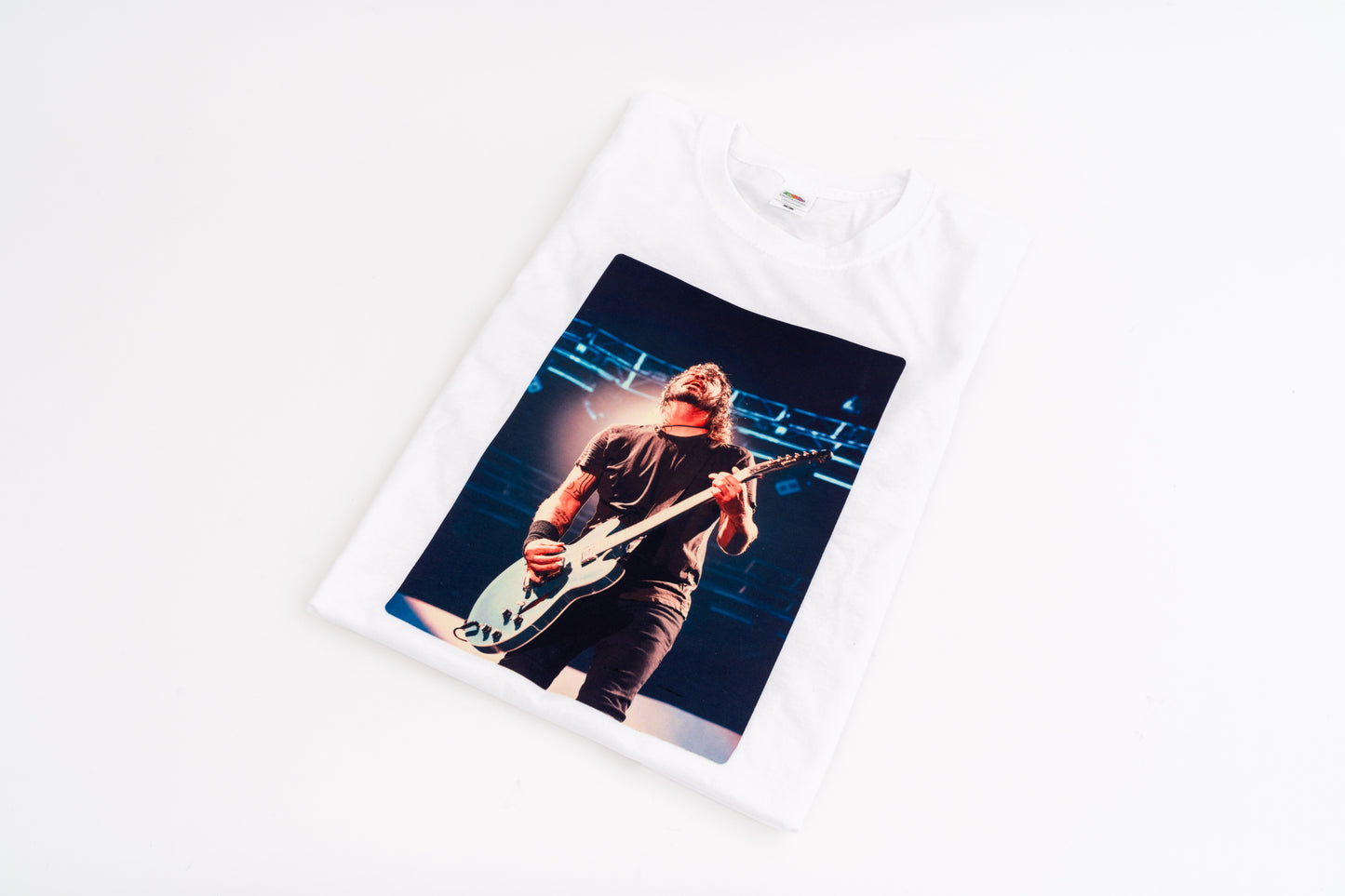 Poza de prezentare cu tricou alb personalizat