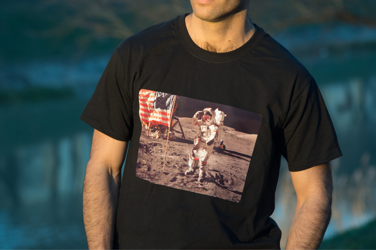 Poza de prezentare cu tricou negru personalizat pe manechin