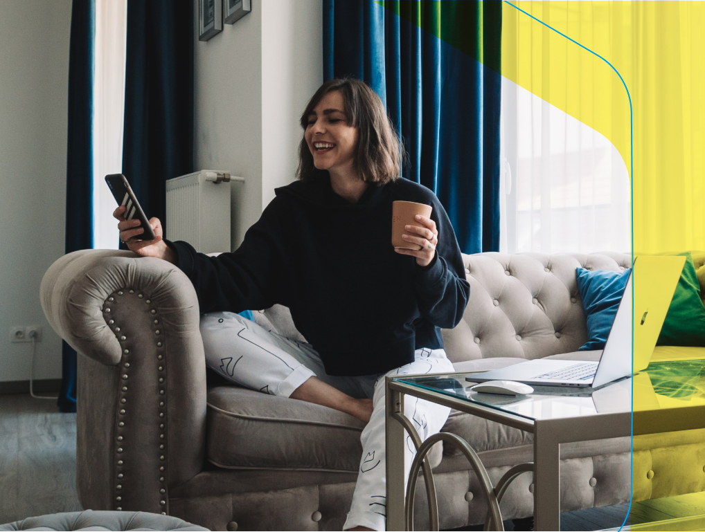 tanara care se uita la telefonul mobil de pe canapea