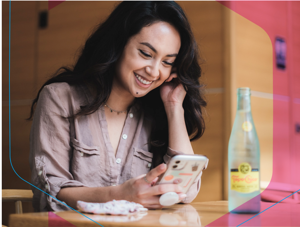 tanara care se uita la telefonul mobil dintr-o cafenea