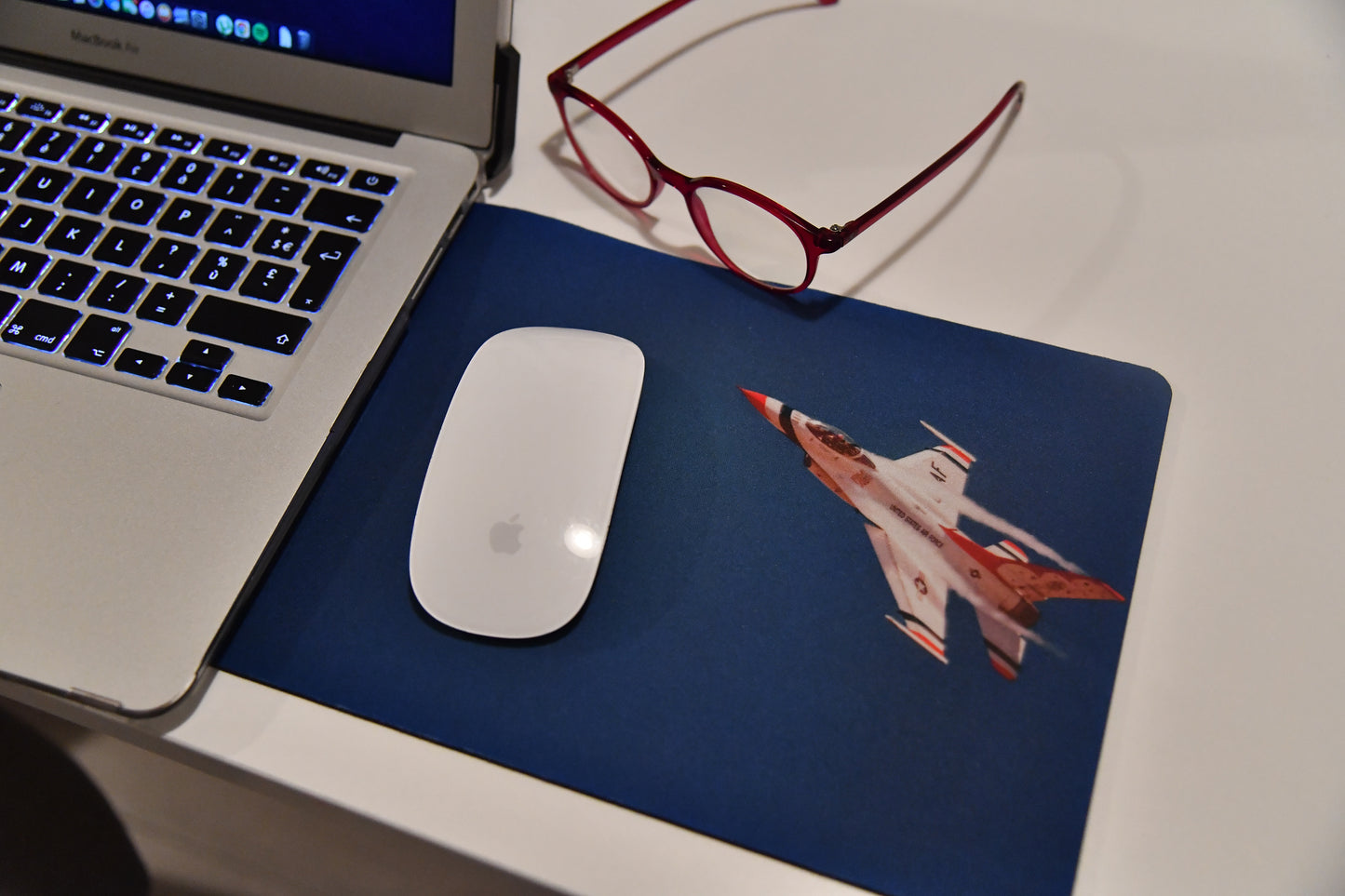 Poza de prezentare cu mouse-pad pe birou